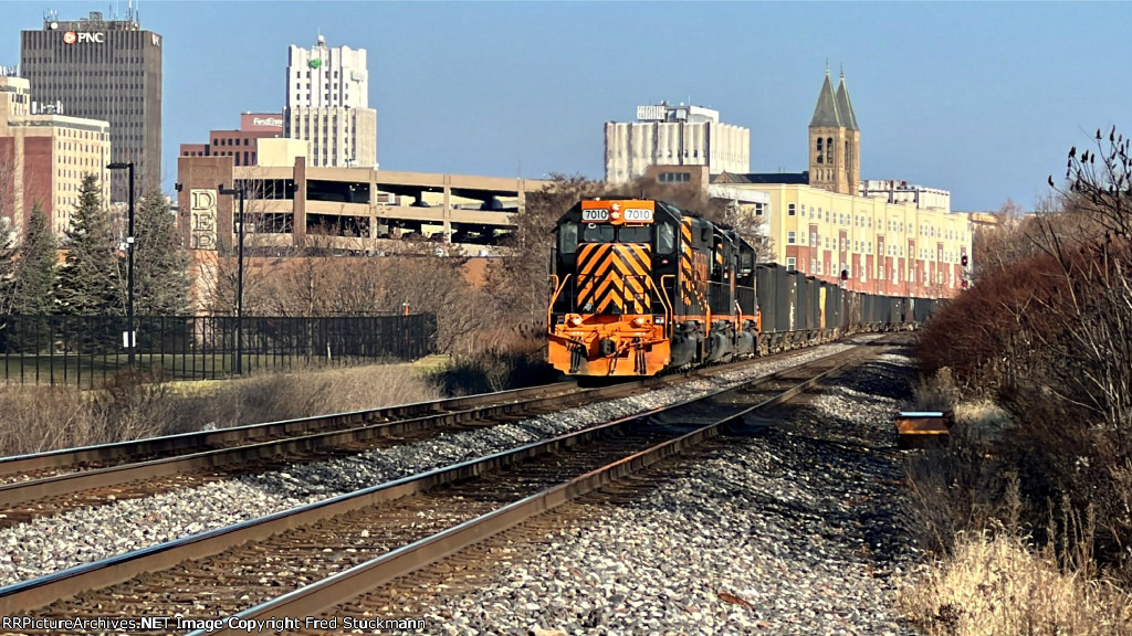 WE 7010 shoves into downtown.